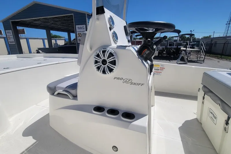 Slide: The Image of 2025 Mako Pro Skiff 19 CC boat interior with steering console and seating. - 20