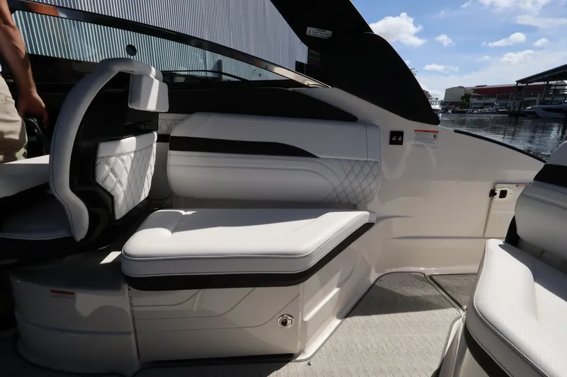 Slide: The Image of Sea Ray 260 SLX OB 2026 - 18
