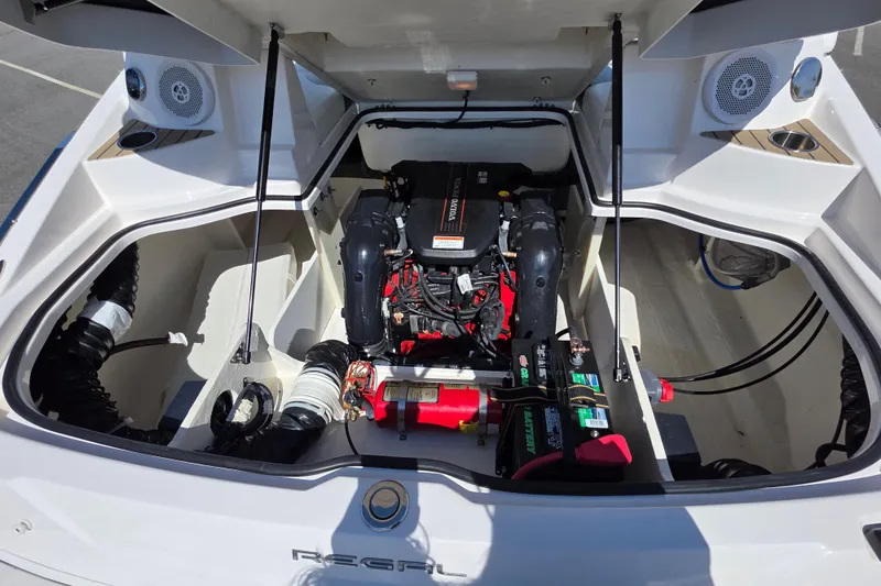 Slide: The Image of Regal 2500 Bowrider 2013 - 27