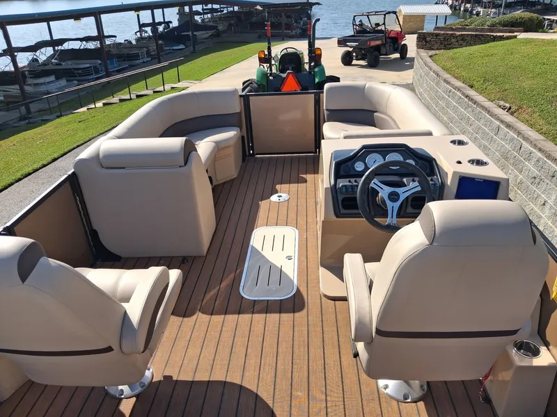 Slide: The Image of Interior of Bentley Pontoons Legacy 223 Swingback 2025. - 5