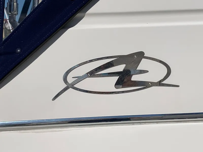 Slide: The Image of 1998 Bayliner 4085 Avanti Sunbridge logo on white boat exterior. - 46