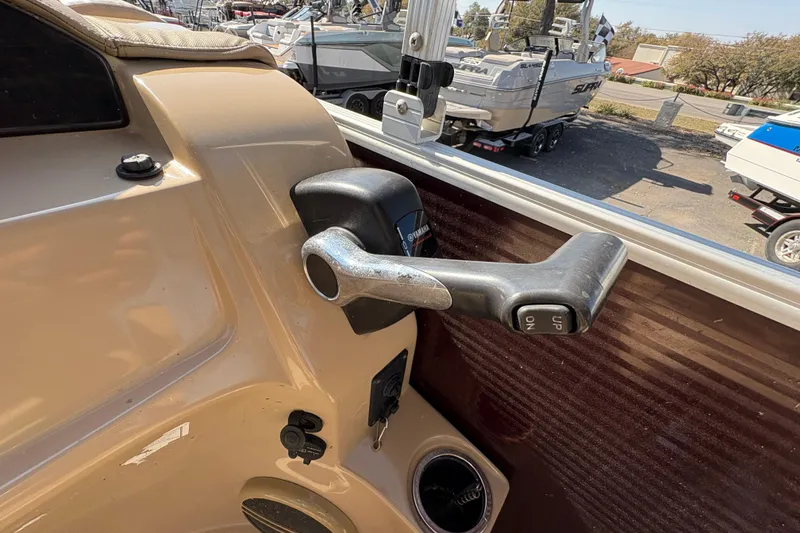 Slide: The Image of Control lever of a 2016 Bennington 21 SLX boat, featuring Yamaha components. - 19