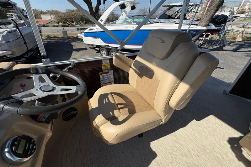 Slide: The Image of Captain's chair and steering wheel of a 2016 Bennington 21 SLX pontoon boat. - 22