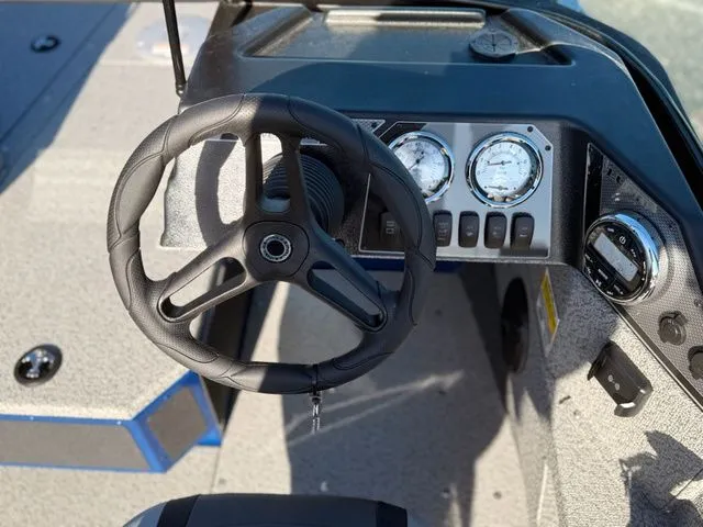 Slide: The Image of Lund 1775 Adventure Sport 2026 - 10