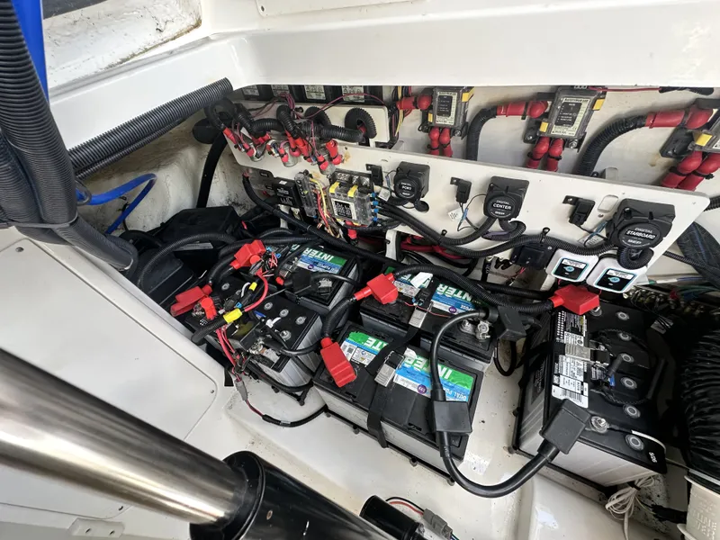 Slide: The Image of Sea Ray 320 SUNDANCER OB 2023 - 25