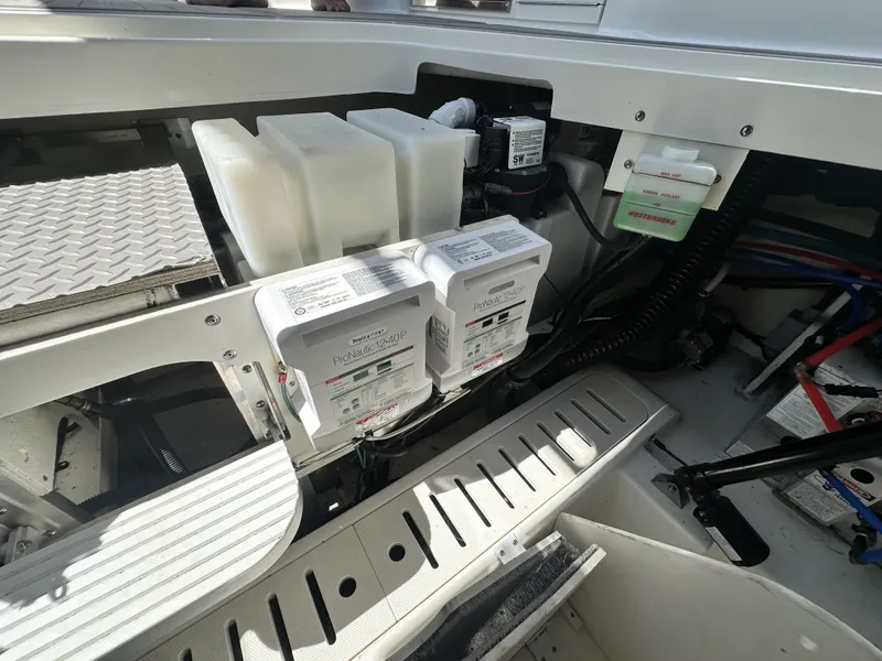 Slide: The Image of Sea Ray 320 SUNDANCER OB 2023 - 27