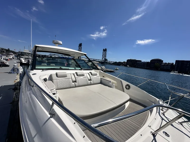 Slide: The Image of Sea Ray 320 SUNDANCER OB 2023 - 18