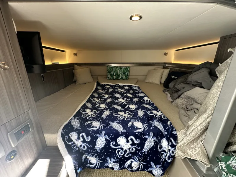Slide: The Image of Sea Ray 320 SUNDANCER OB 2023 - 23