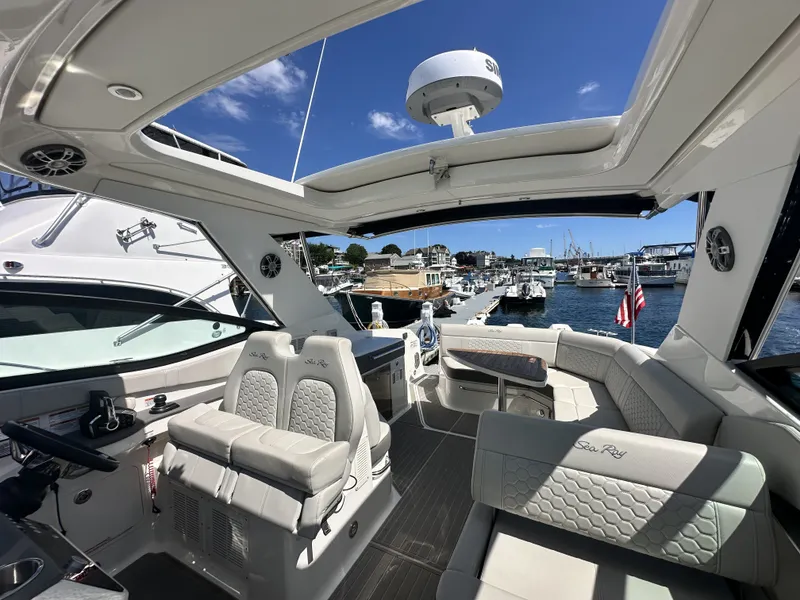 Slide: The Image of Sea Ray 320 SUNDANCER OB 2023 - 14