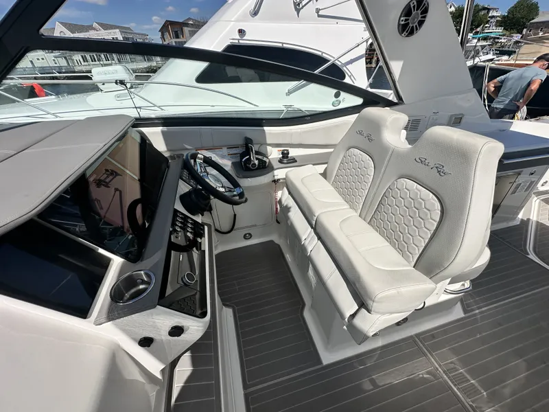 Slide: The Image of Sea Ray 320 SUNDANCER OB 2023 - 10
