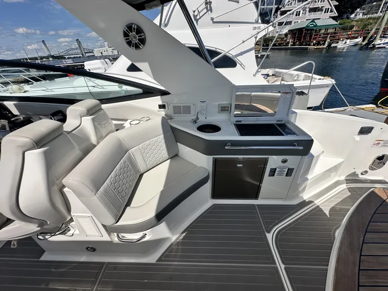 Slide: The Image of Sea Ray 320 SUNDANCER OB 2023 - 15