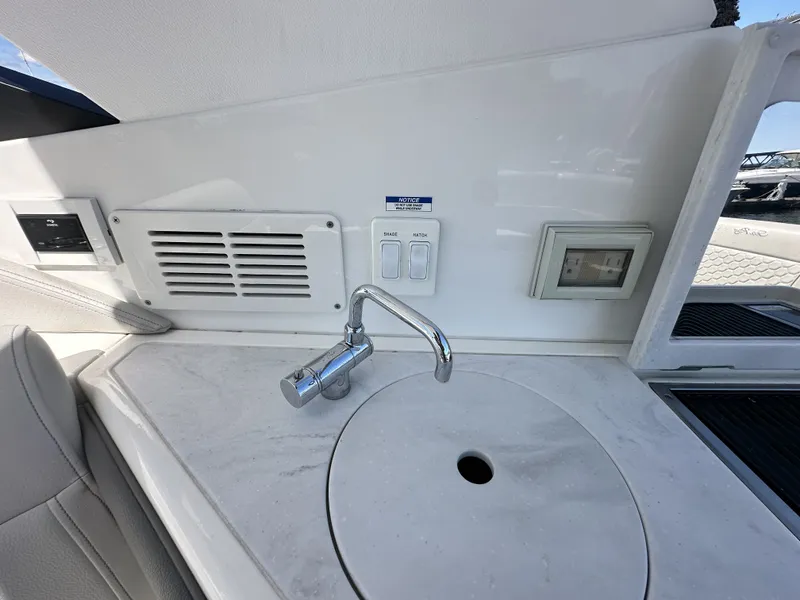 Slide: The Image of Sea Ray 320 SUNDANCER OB 2023 - 17