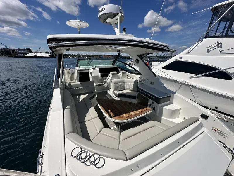 Slide: The Image of Sea Ray 320 SUNDANCER OB 2023 - 7