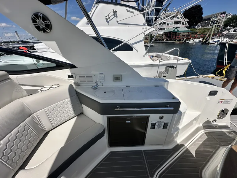 Slide: The Image of Sea Ray 320 SUNDANCER OB 2023 - 16