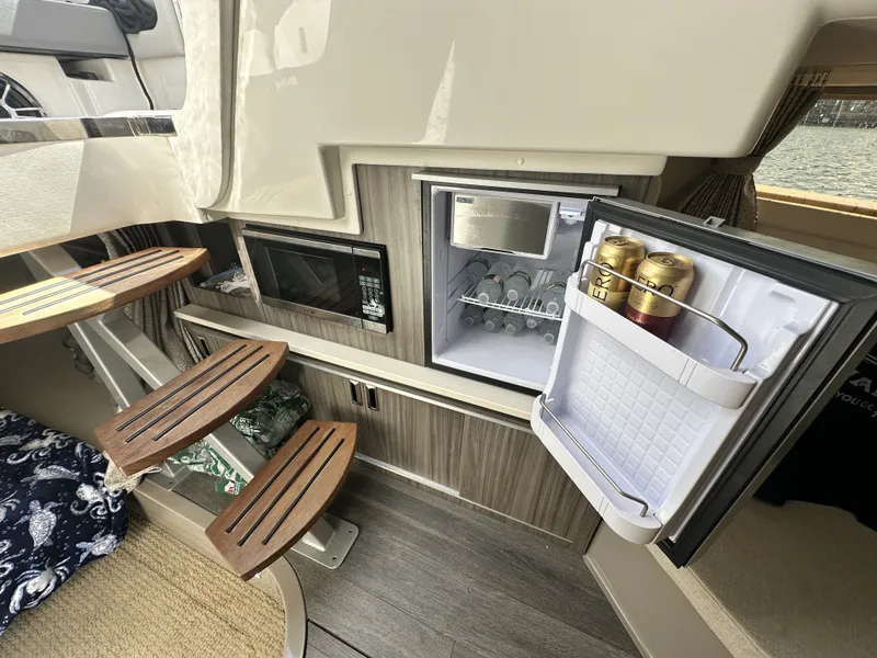 Slide: The Image of Sea Ray 320 SUNDANCER OB 2023 - 22