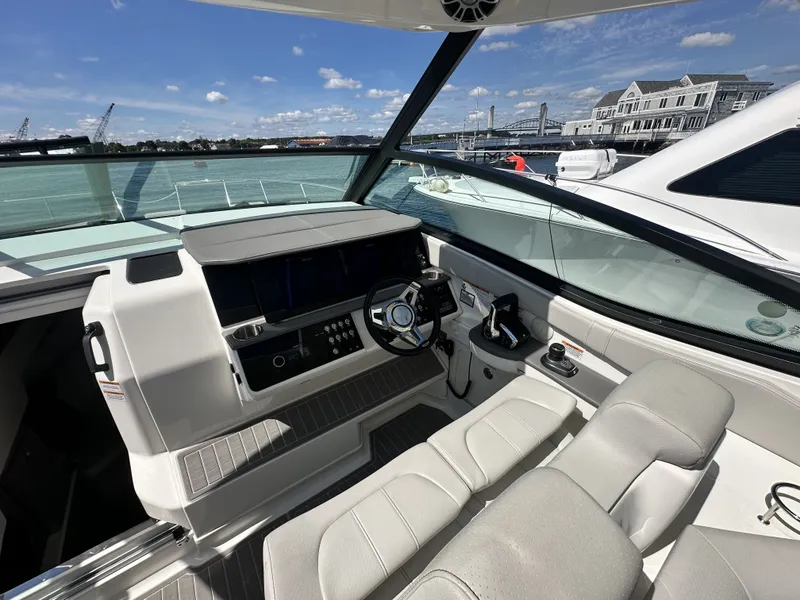 Slide: The Image of Sea Ray 320 SUNDANCER OB 2023 - 11