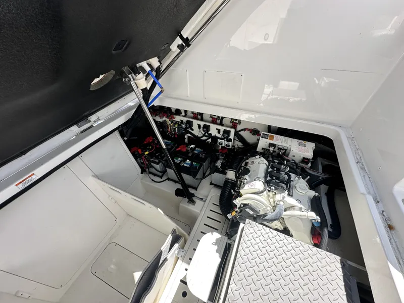 Slide: The Image of Sea Ray 320 SUNDANCER OB 2023 - 24