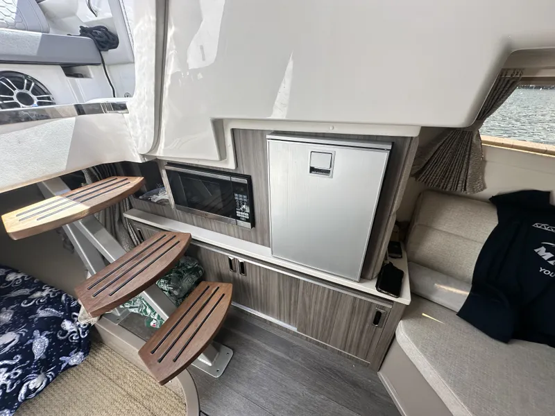 Slide: The Image of Sea Ray 320 SUNDANCER OB 2023 - 21