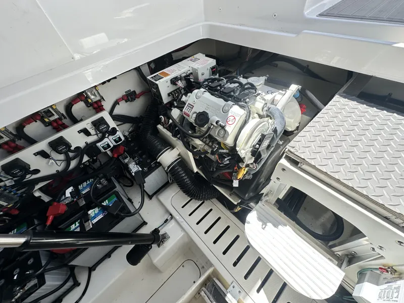 Slide: The Image of Sea Ray 320 SUNDANCER OB 2023 - 26