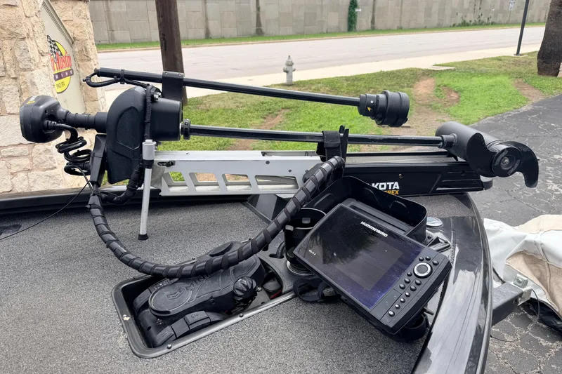 Slide: The Image of 2020 Vexus AVX1880 boat with Minn Kota trolling motor and Humminbird fish finder. - 12