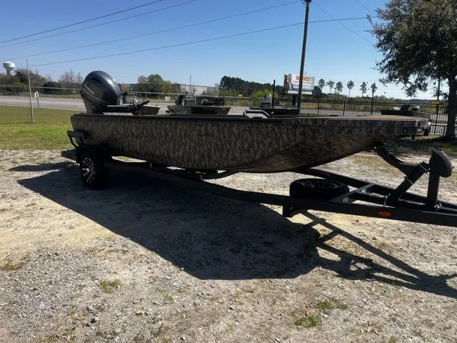 The Image of 2026 Thor LH1900SC boat with Baystar steering on trailer. - 1