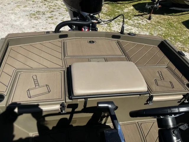 Slide: The Image of Thor LH1900CC W/Seastar Steering - Elite Package - 2026 - 12