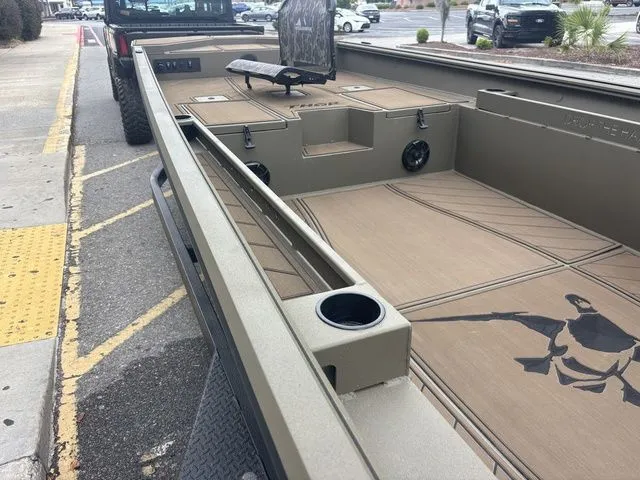 Slide: The Image of Thor Boats 1860 Lake Hammer Elite 2026, sturdy design, spacious deck. - 20
