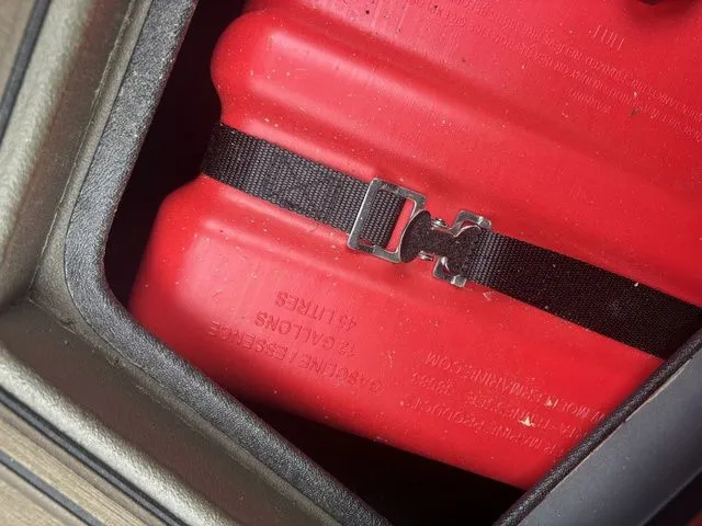 Slide: The Image of Red fuel tank in Thor Boats 1860 Lake Hammer Elite 2026. - 29