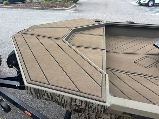 Slide: The Image of 2026 Thor Boats 1860 Lake Hammer Elite, modern deck design. - 6