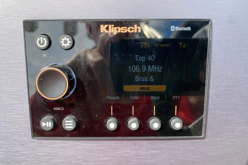 Slide: The Image of Klipsch stereo system in 2023 MasterCraft NXT21, displaying FM radio at 106.9 MHz. - 29