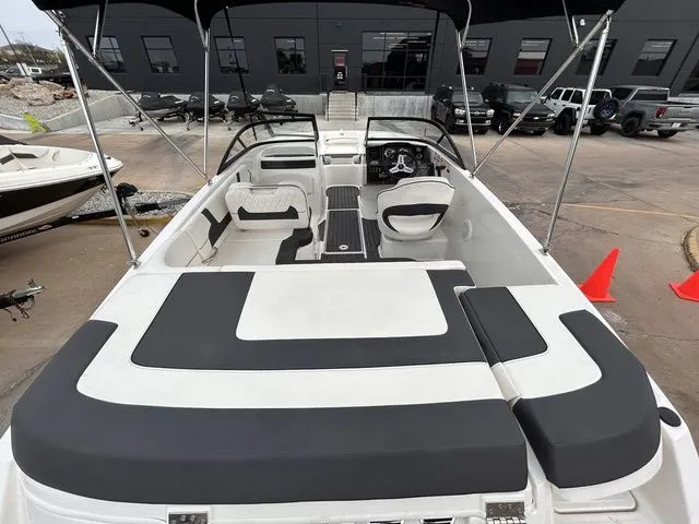 Slide: The Image of Bayliner VR5 Bowrider 2024 - 11