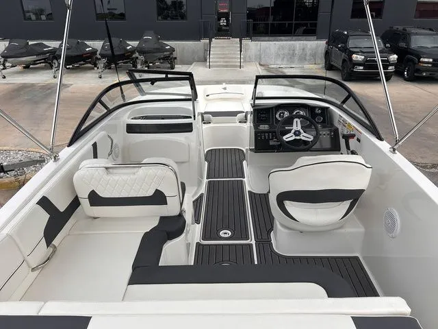Slide: The Image of Bayliner VR5 Bowrider 2024 - 12
