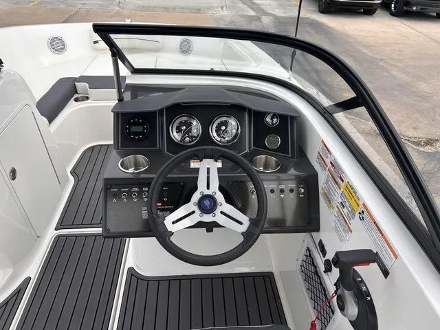 Slide: The Image of Bayliner VR5 Bowrider 2024 - 14