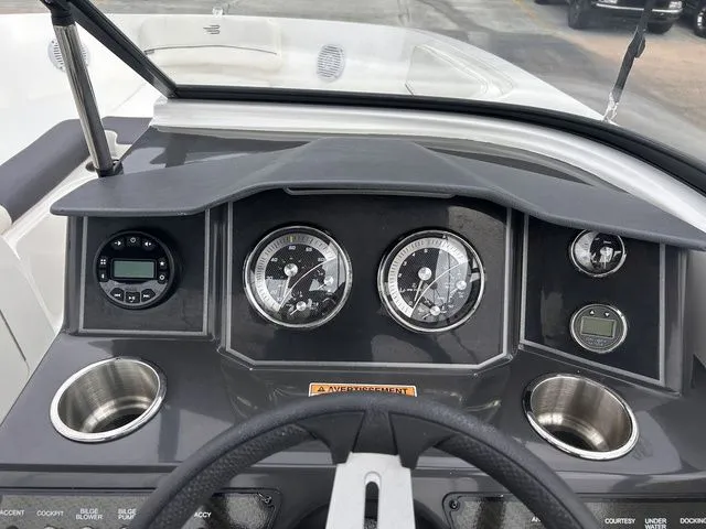 Slide: The Image of Bayliner VR5 Bowrider 2024 - 15