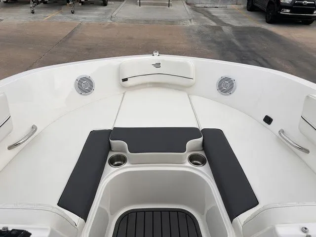 Slide: The Image of Bayliner VR5 Bowrider 2024 - 16