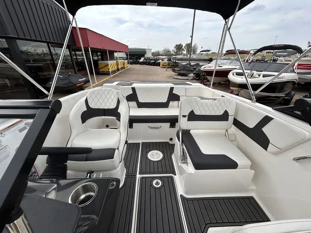 Slide: The Image of Bayliner VR5 Bowrider 2024 - 18