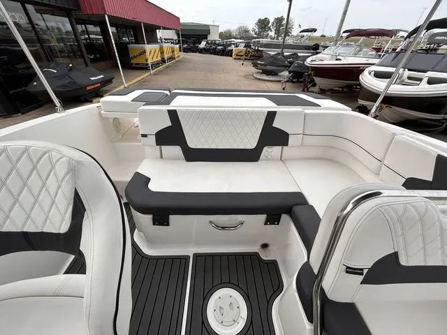 Slide: The Image of Bayliner VR5 Bowrider 2024 - 19