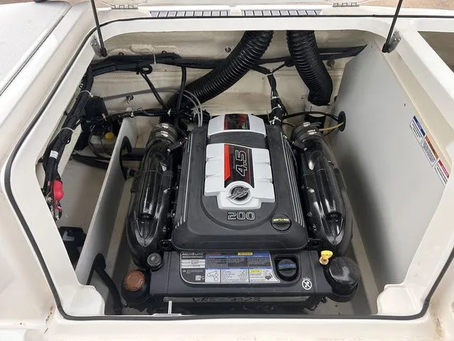 Slide: The Image of Bayliner VR5 Bowrider 2024 - 20