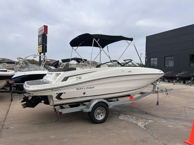 Slide: The Image of Bayliner VR5 Bowrider 2024 - 3