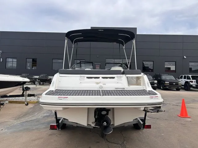 Slide: The Image of Bayliner VR5 Bowrider 2024 - 5