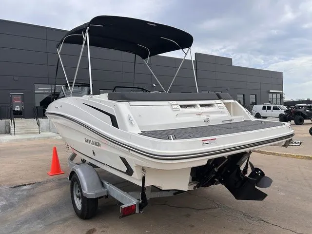 Slide: The Image of Bayliner VR5 Bowrider 2024 - 6