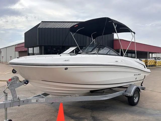 Slide: The Image of Bayliner VR5 Bowrider 2024 - 9