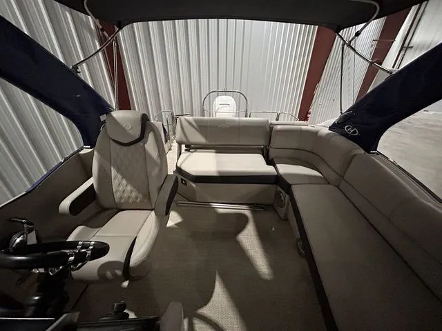 Slide: The Image of Interior of a 2017 Harris Crowne Series SL 250 pontoon boat. - 14