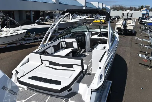 Slide: The Image of Monterey 275SS Super Sport 2026 - 10