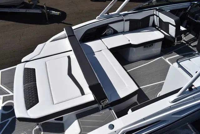 Slide: The Image of Monterey 275SS Super Sport 2026 - 12