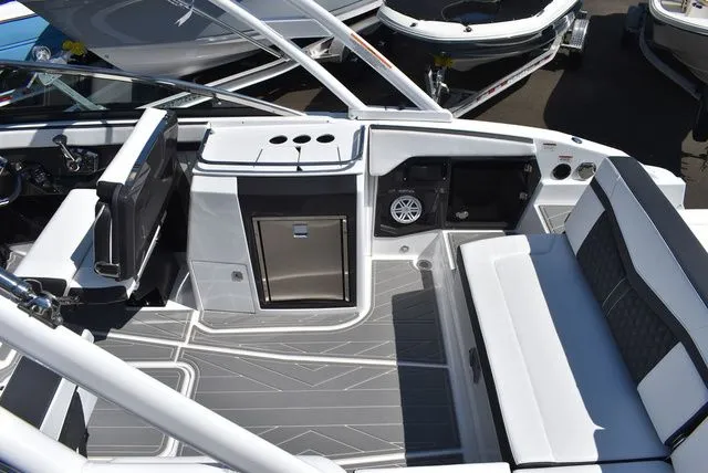 Slide: The Image of Monterey 275SS Super Sport 2026 - 21