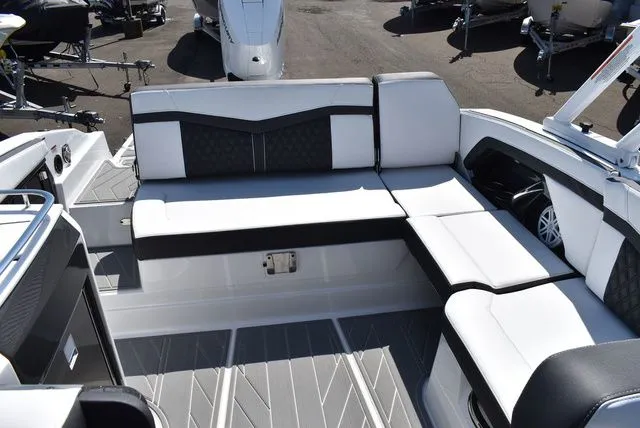 Slide: The Image of Monterey 275SS Super Sport 2026 - 25