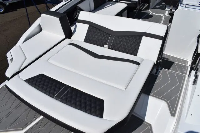 Slide: The Image of Monterey 275SS Super Sport 2026 - 27