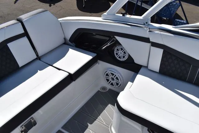 Slide: The Image of Monterey 275SS Super Sport 2026 - 38