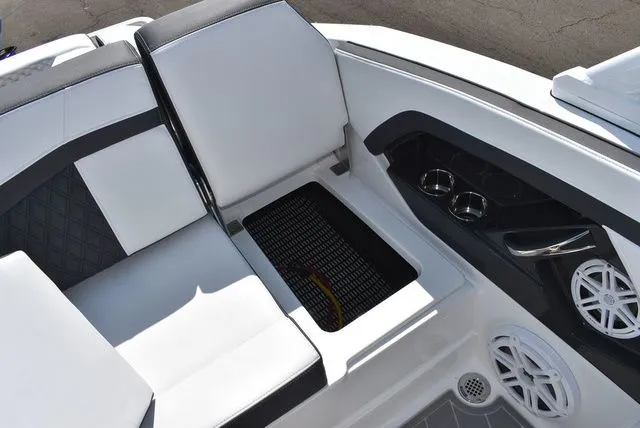 Slide: The Image of Monterey 275SS Super Sport 2026 - 39